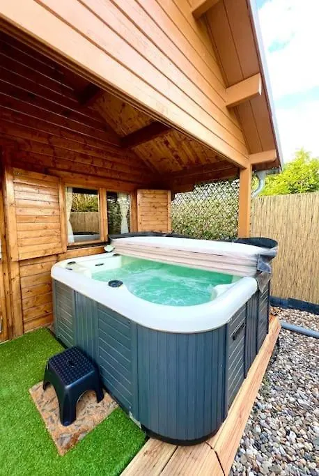 Cozy Chalet With Garden And Jacuzzi Near Amsterdam Vijfhuizen