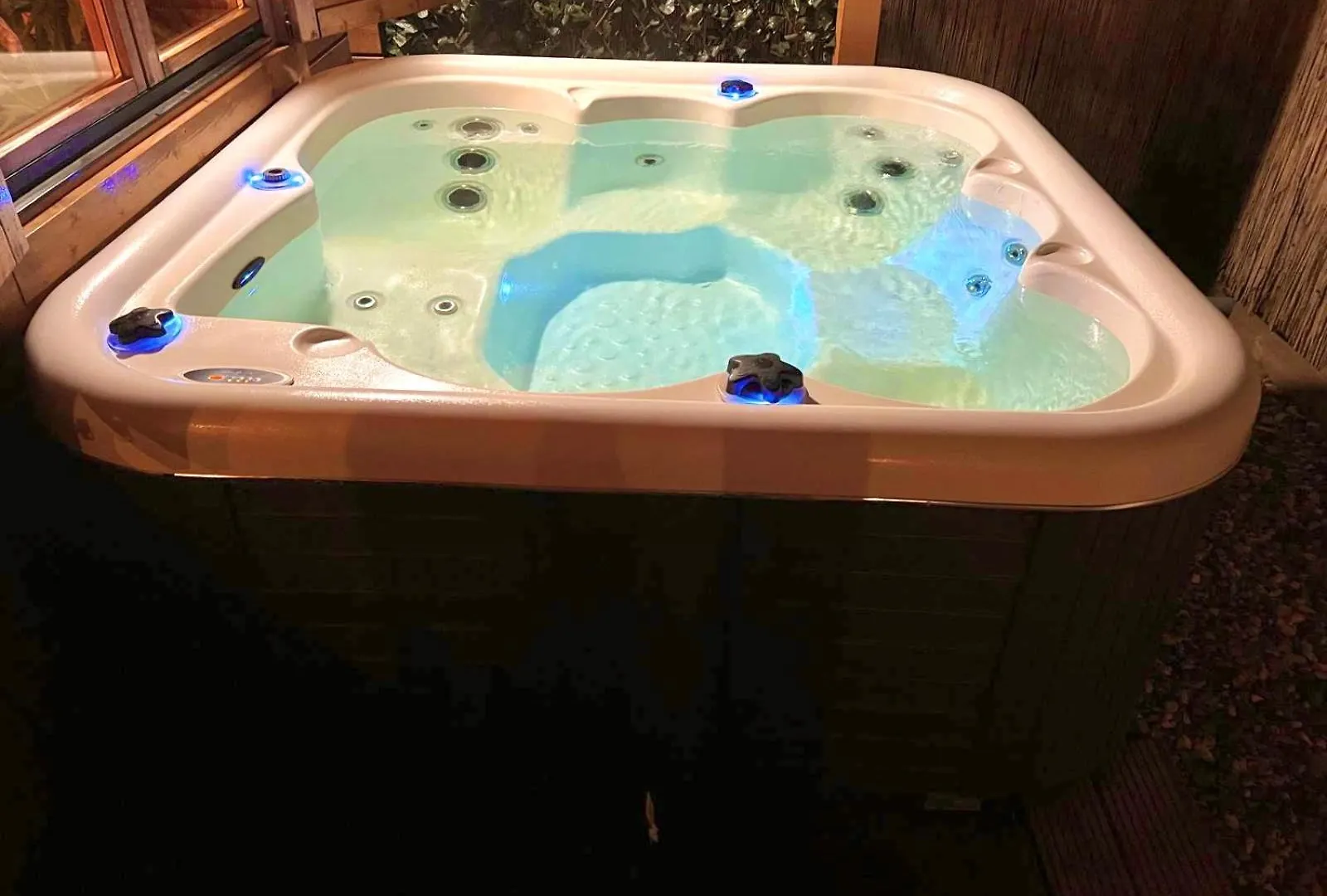 Cozy Chalet With Garden And Jacuzzi Near Amsterdam Vijfhuizen